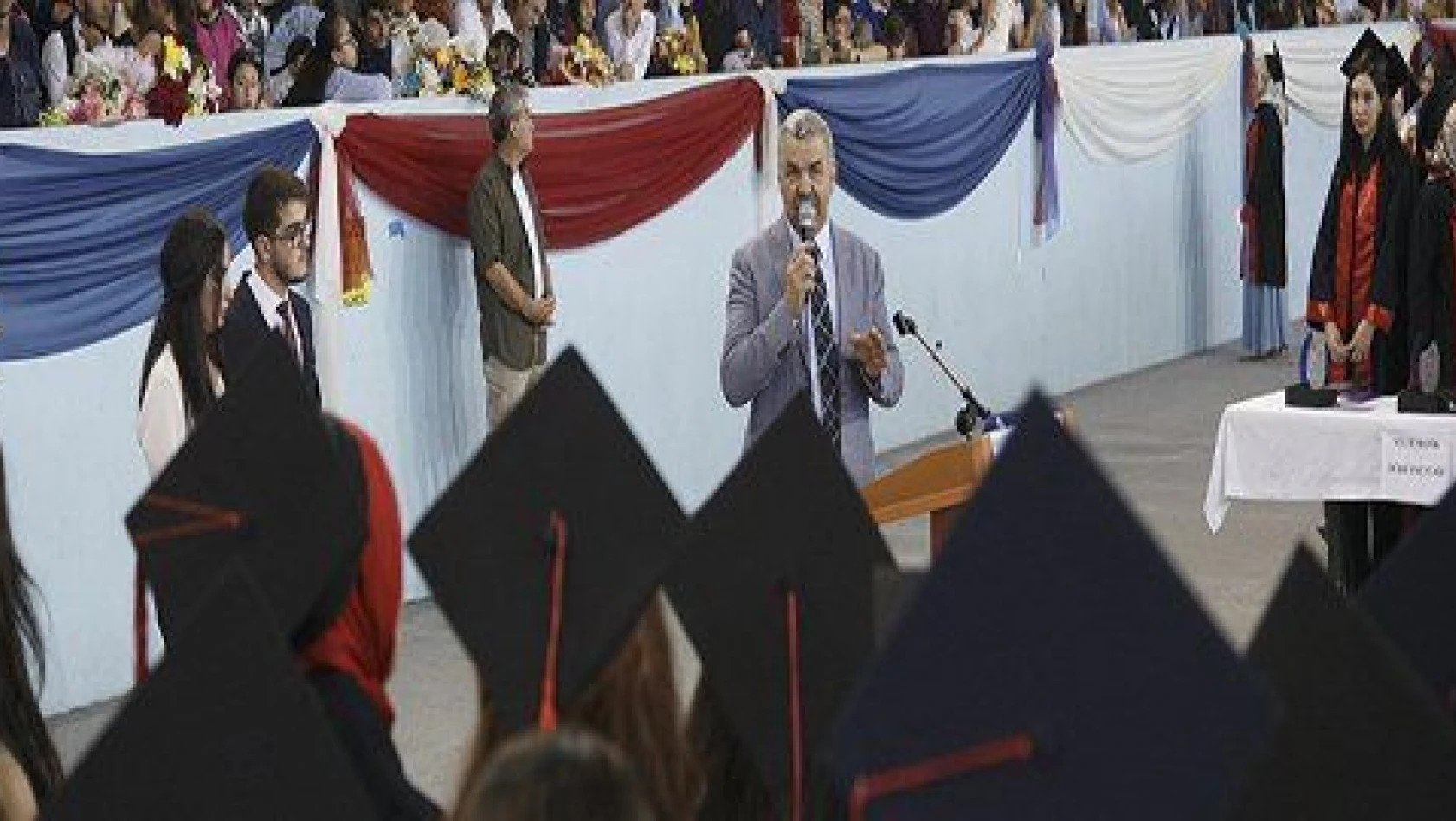Başkan Çelik Eğitim Fakültesi mezuniyet töreninde 