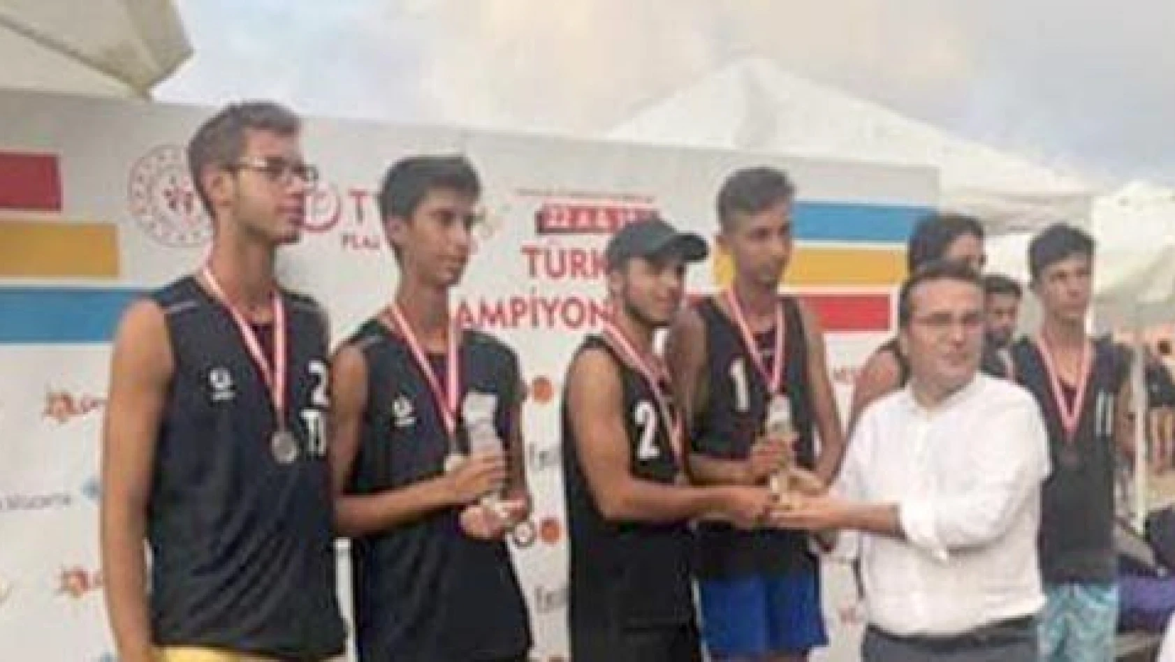Plajı olmayan şehrin sporcuları Plaj Voleybolu Türkiye şampiyonu oldu 