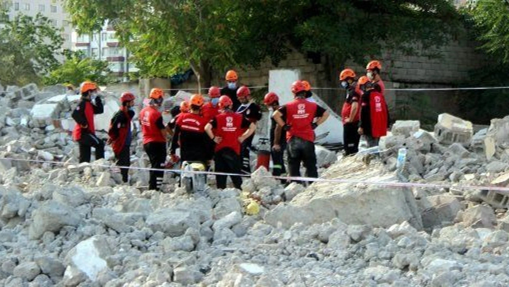 İHH Gönüllüleri Enkazda Arama Kurtarma Eğitimleri için Kayseri'de