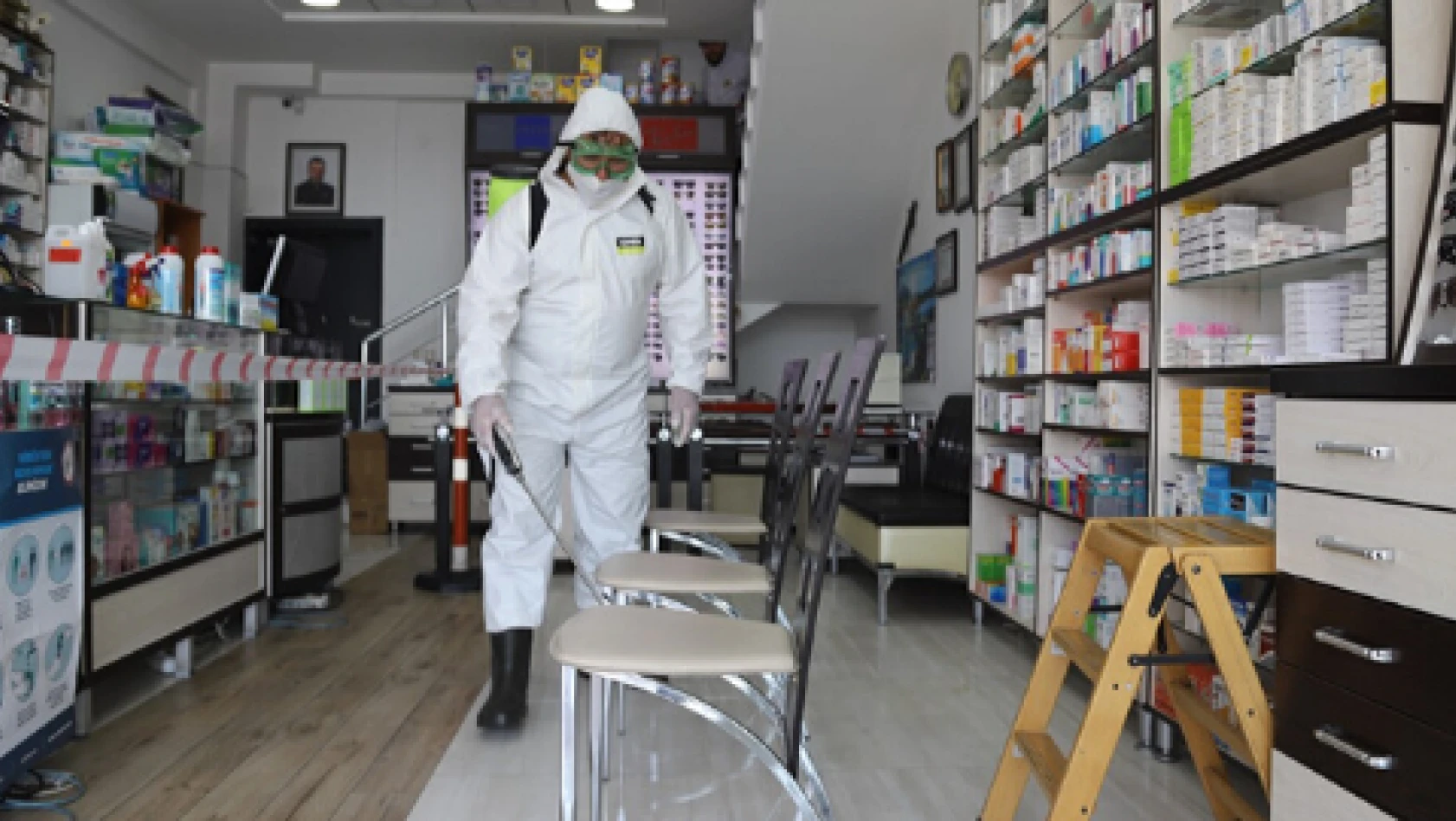 Büyükşehir Belediyesi eczaneleri dezenfekte ediyor
