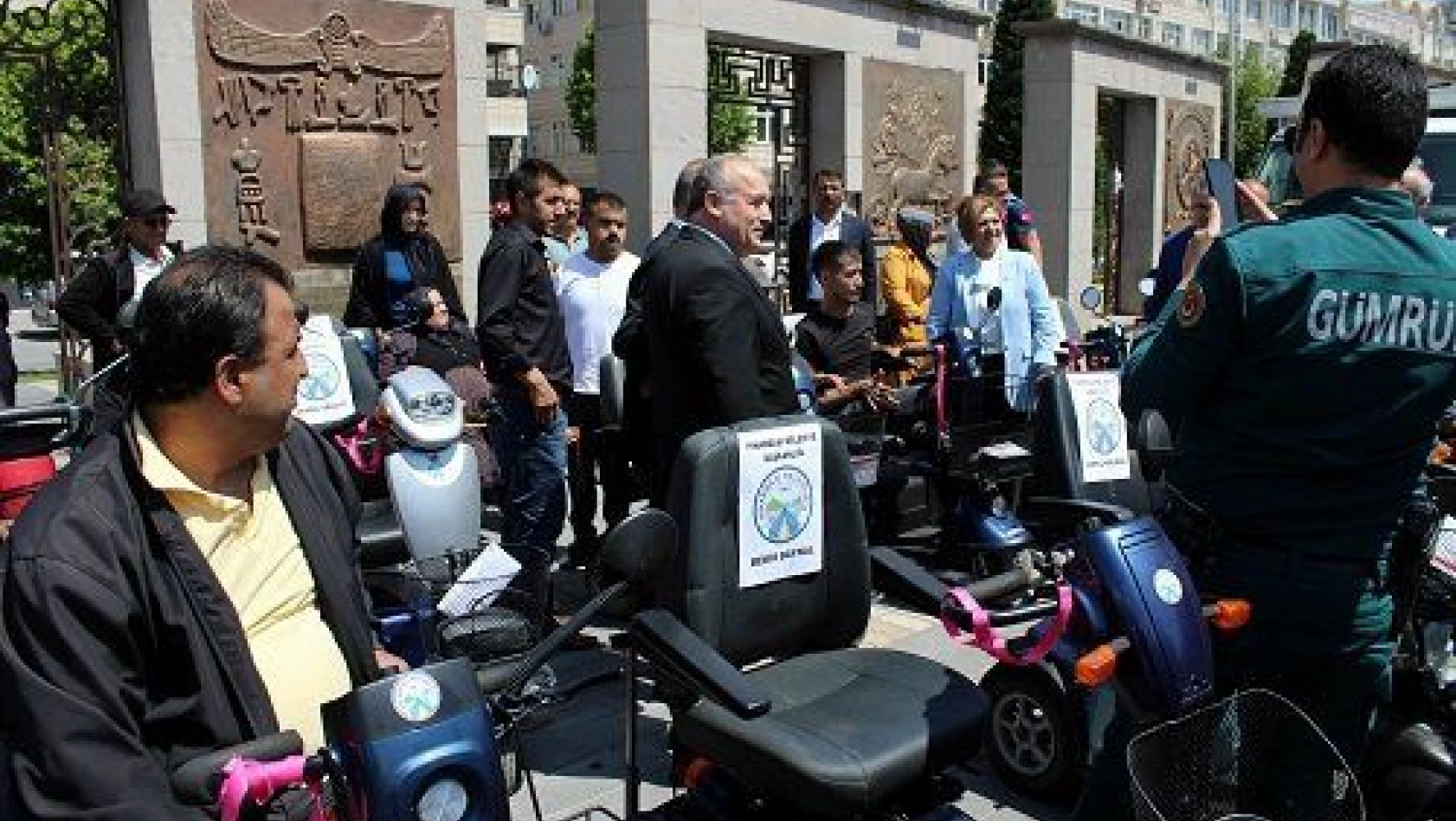 Engelli vatandaşlara tekerlekli sandalye dağıtıldı