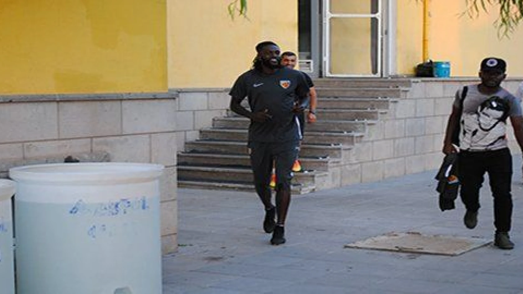 Adebayor, Kayserispor'da ilk antrenmanına çıktı