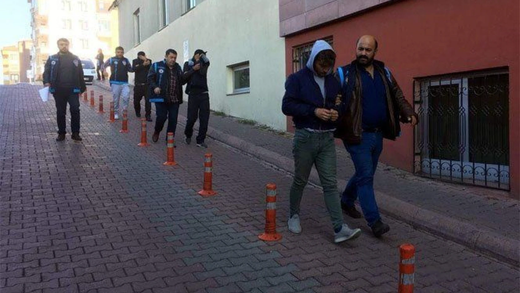 İstanbul'dan gelerek hırsızlık yapan 5 şahıs tutuklandı