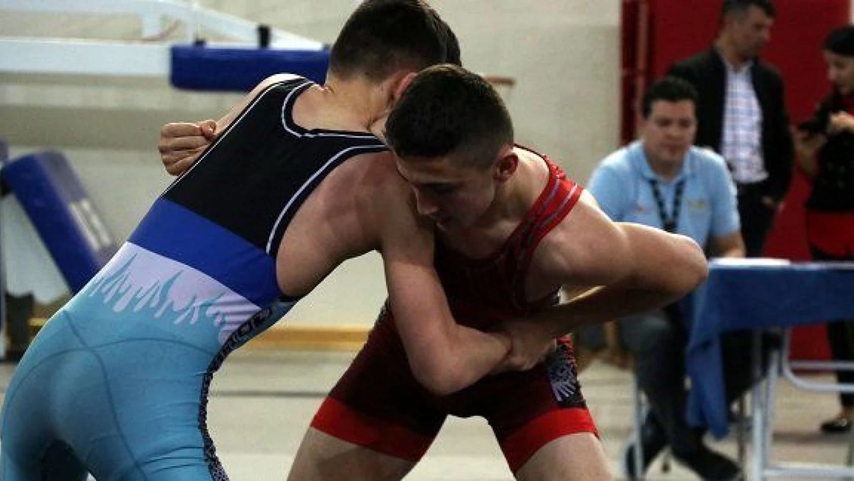 15 Yaş Altı Grekoromen Güreş Türkiye Şampiyonası Kayseri'de başladı