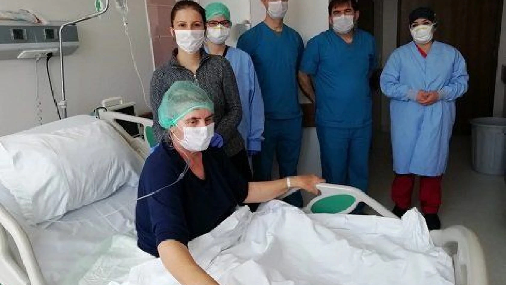 61 yaşındaki koronavirüs hastası 32 gün sonra yoğun bakımdan çıktı