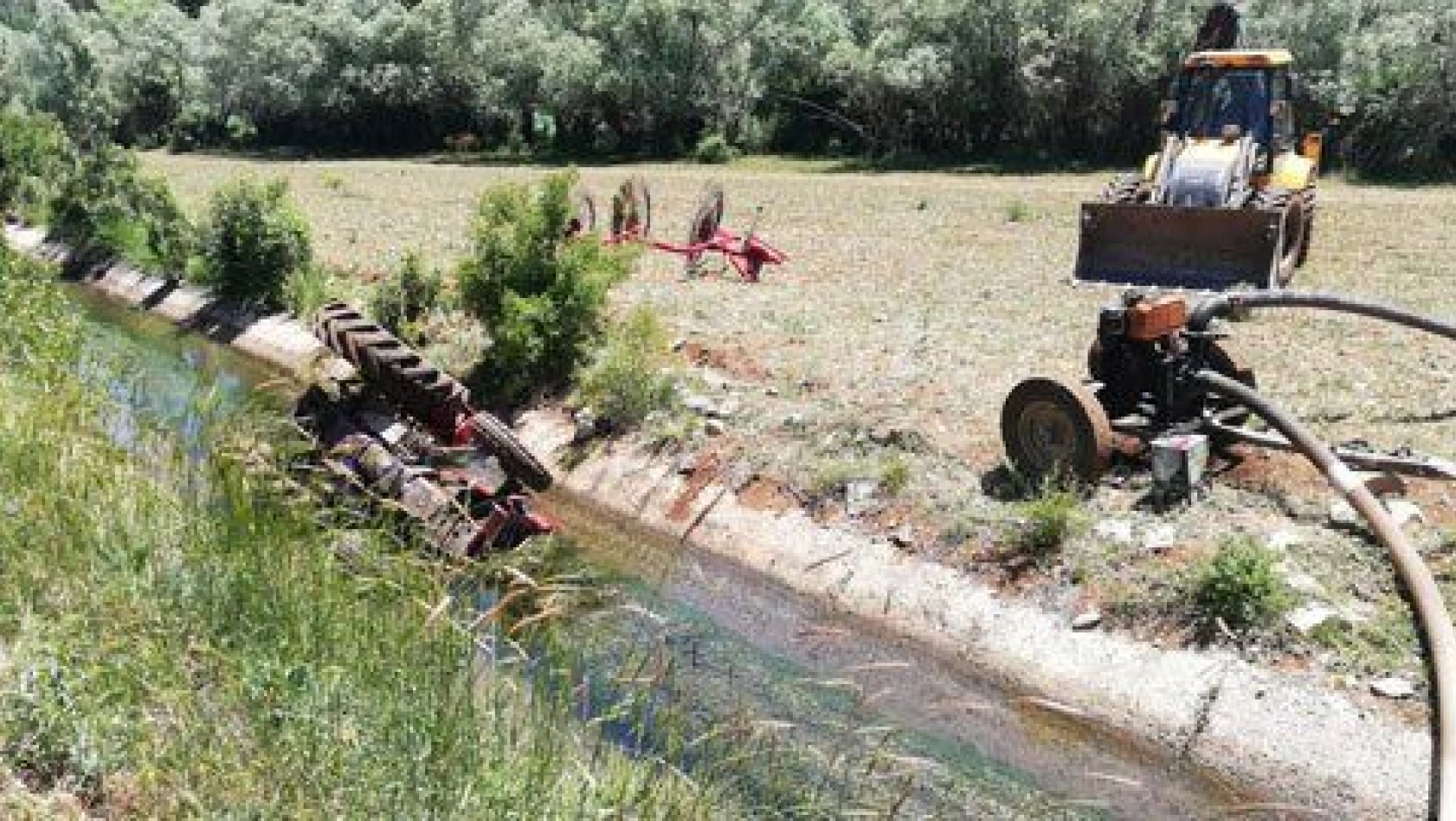 Traktör sulama kanalına yuvarlandı: 1 ölü