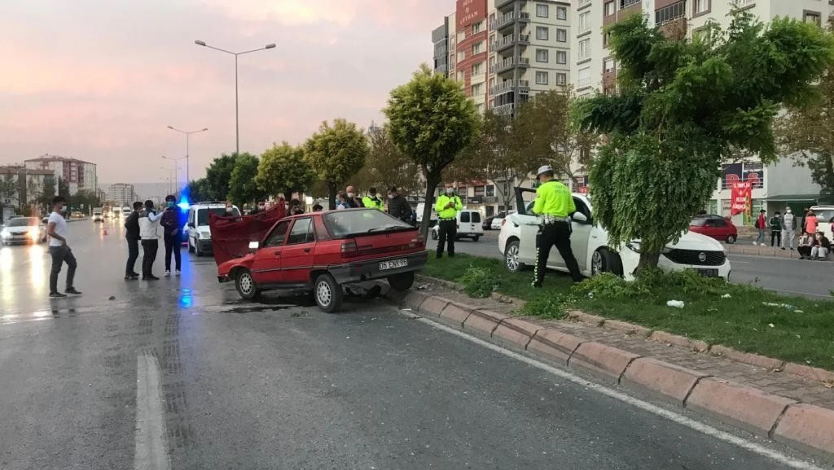 Kayseri'de iki otomobil çarpıştı: 4 yaralı