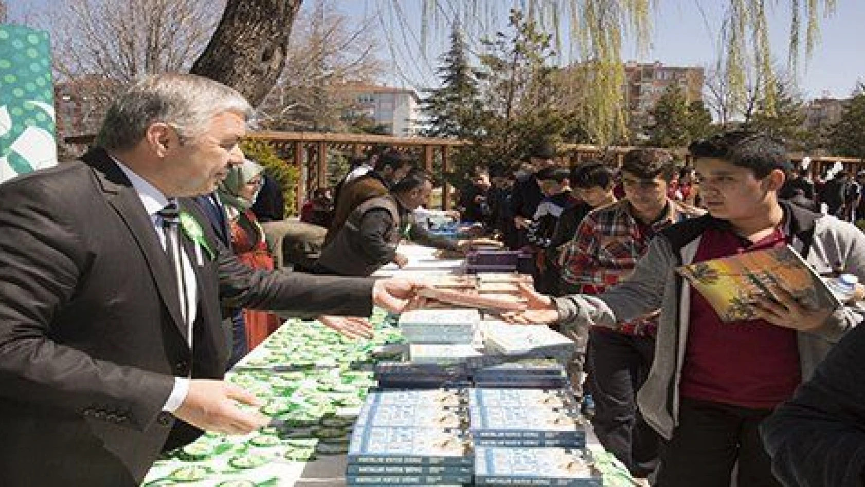 Başkan Çelik 'Kitap Bizden Okumak Sizden' etkinliğinde kitap dağıttı