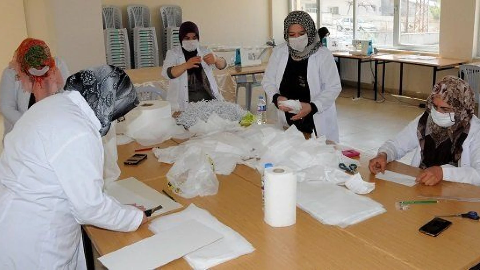 Felahiye'de kadınların ürettiği maskeler ücretsiz dağıtılıyor