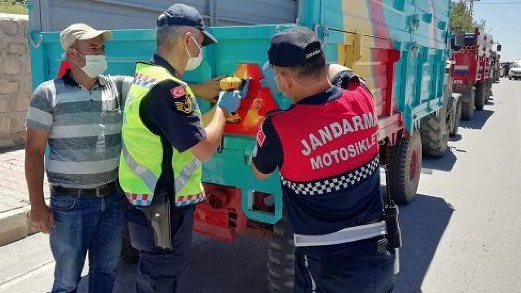 Jandarma traktör kazalarını önlemek için 500 reflektör dağıttı