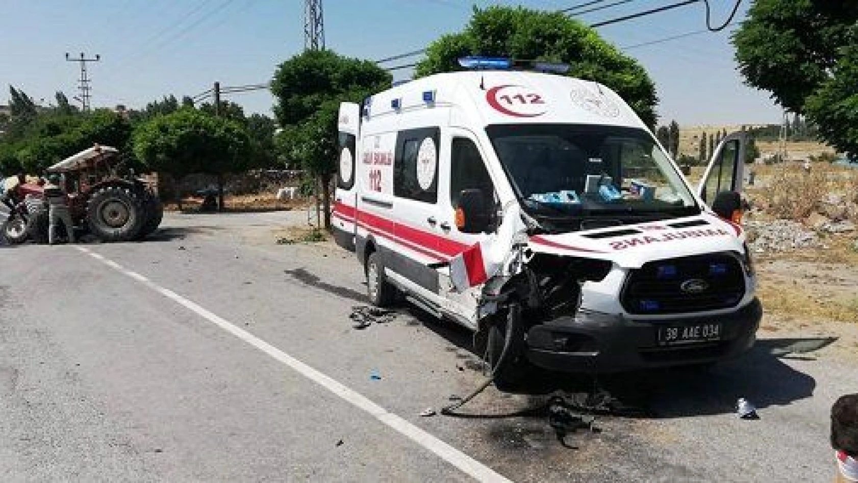 Tomarza'da ambulans ile traktör çarpıştı