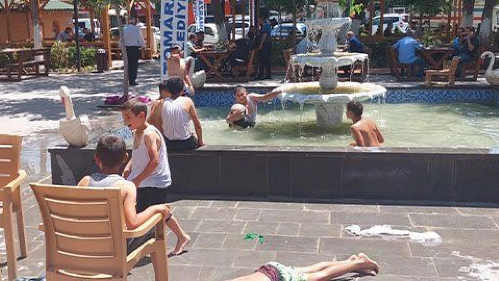Sıcaktan bunalan çocuklar çareyi süs havuzunda buldu