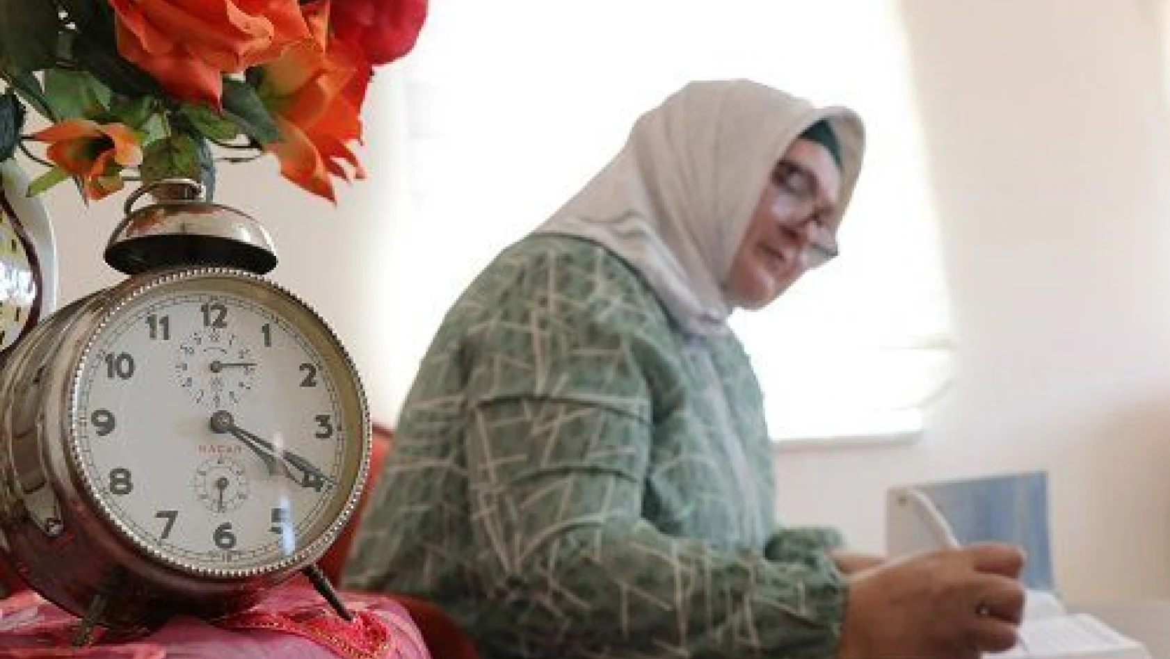 Ailesinin okumasına izin vermediği gurbetçi kadın 60 yaşında şiir kitabı yazdı