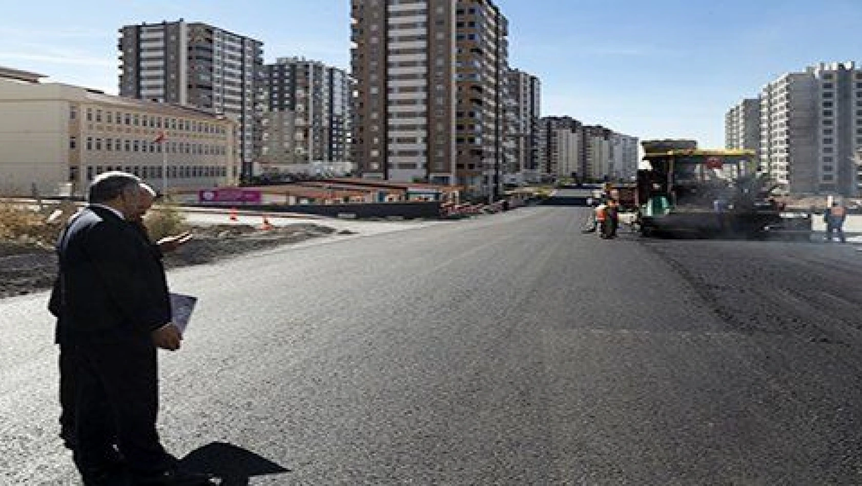 Başkan Çelik, İldem'deki asfaltlama çalışmalarını yerinde inceledi 