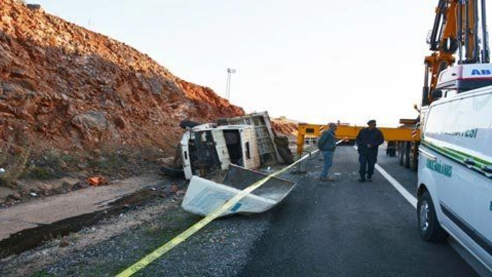 Kayseri'de devrilen kamyonun sürücüsü öldü