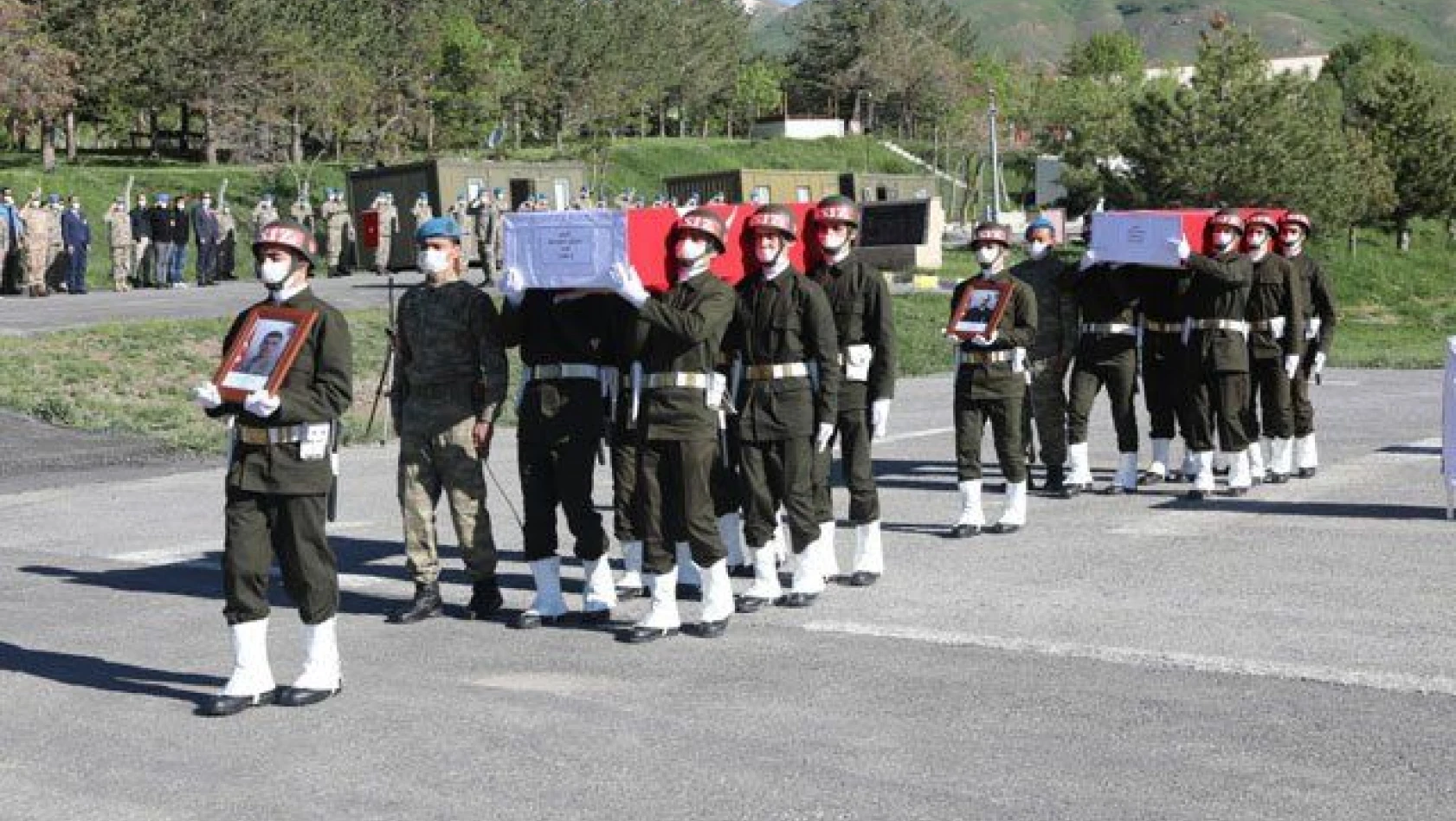 Hakkari'de şehit 2 asker, törenle memleketlerine uğurlandı