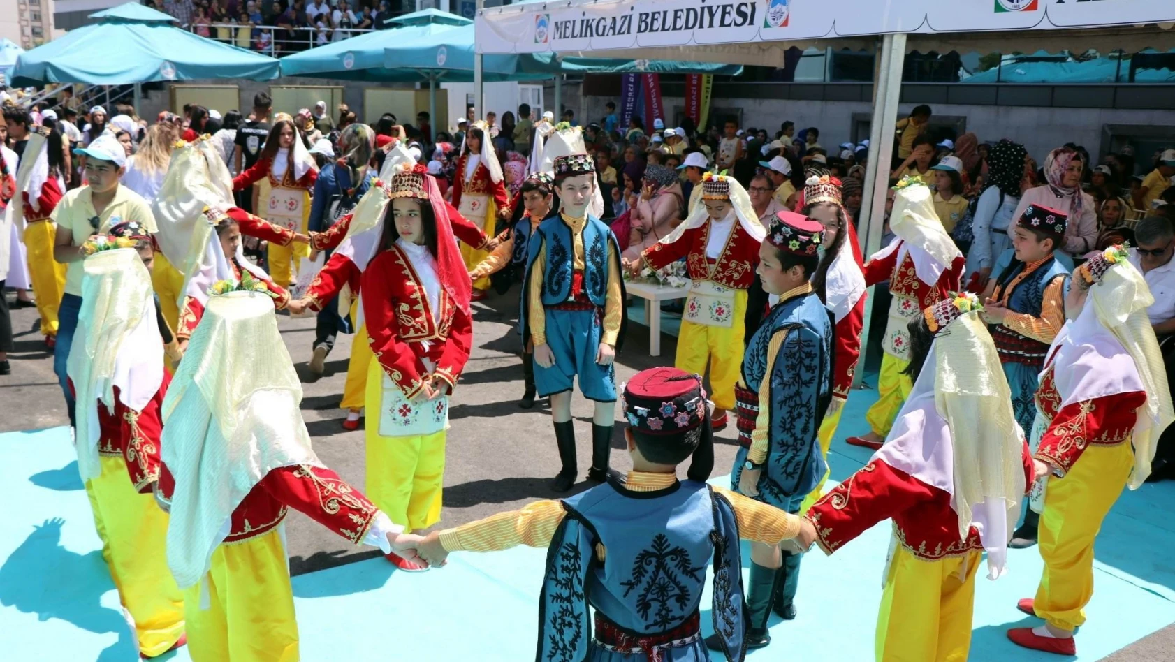 Melikgazi Belediyesi'nden festival havasında yaz okulu kapanış programı