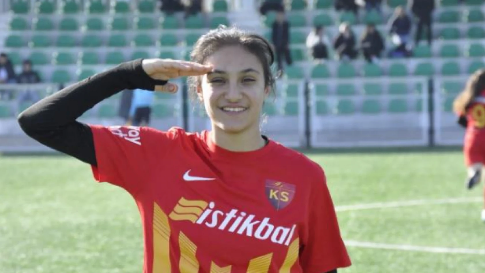 Kayseri Kadın FK Oyuncusu Zeynep Bilir'den Asker Selamı