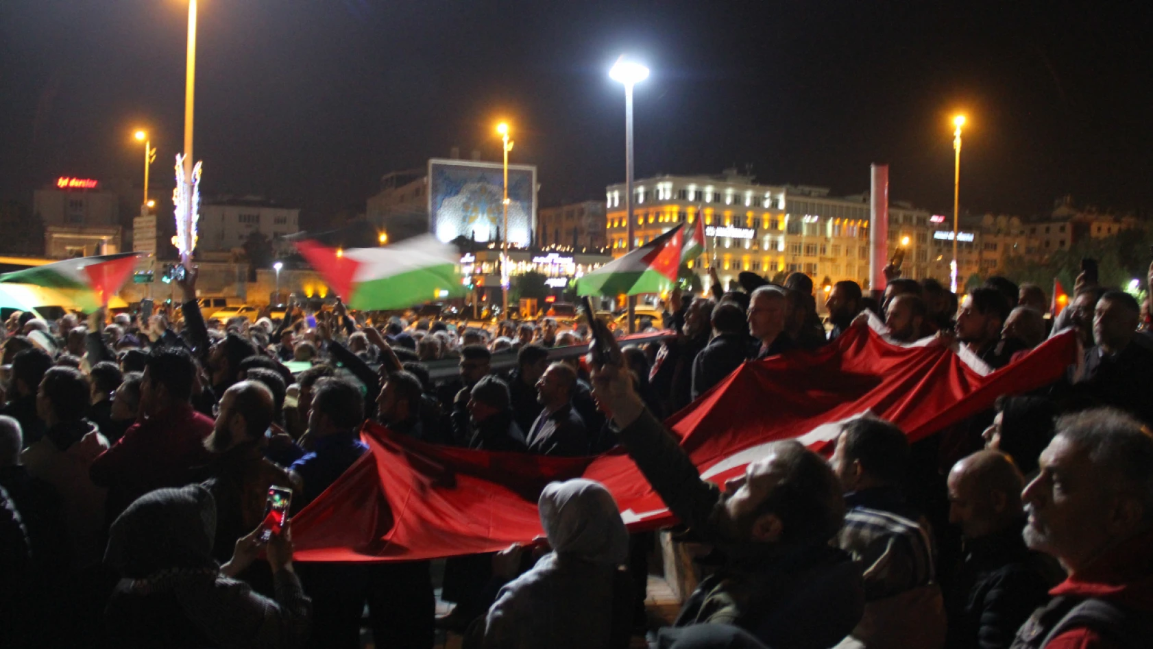 Kayseri meydanında İsrail'i protesto! Yüzlerce kişi katıldı