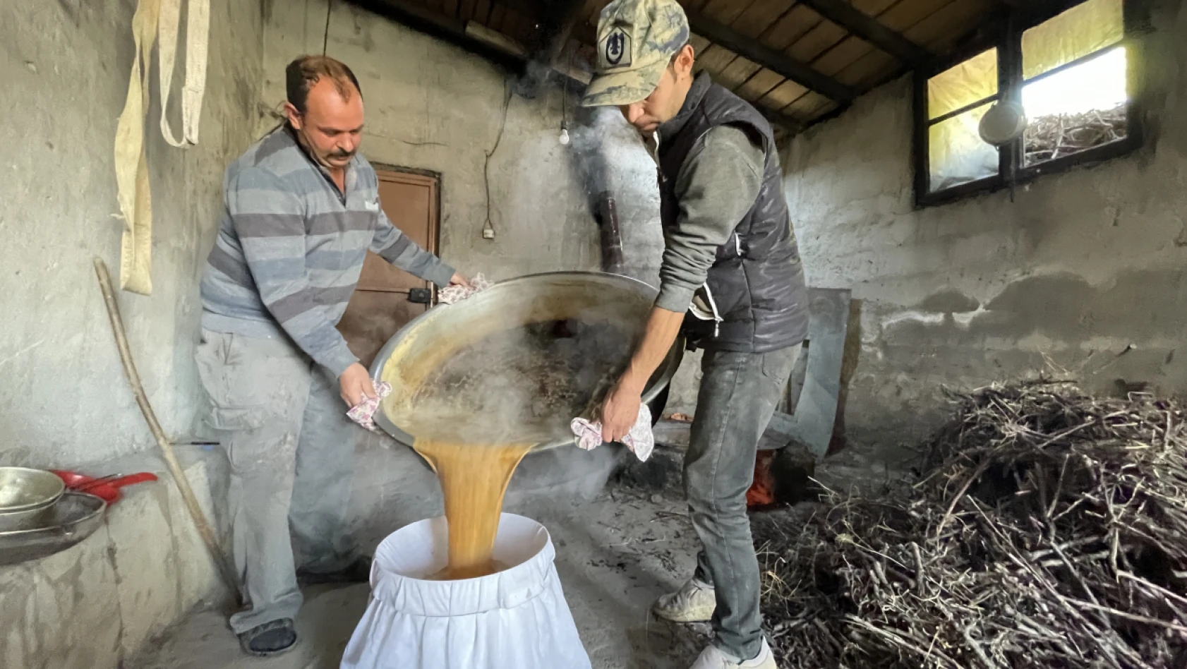 Kayseri'nin tescilli lezzeti bin bir zahmetle pekmeze dönüştürülüyor - Deprem bölgesine de gönderildi