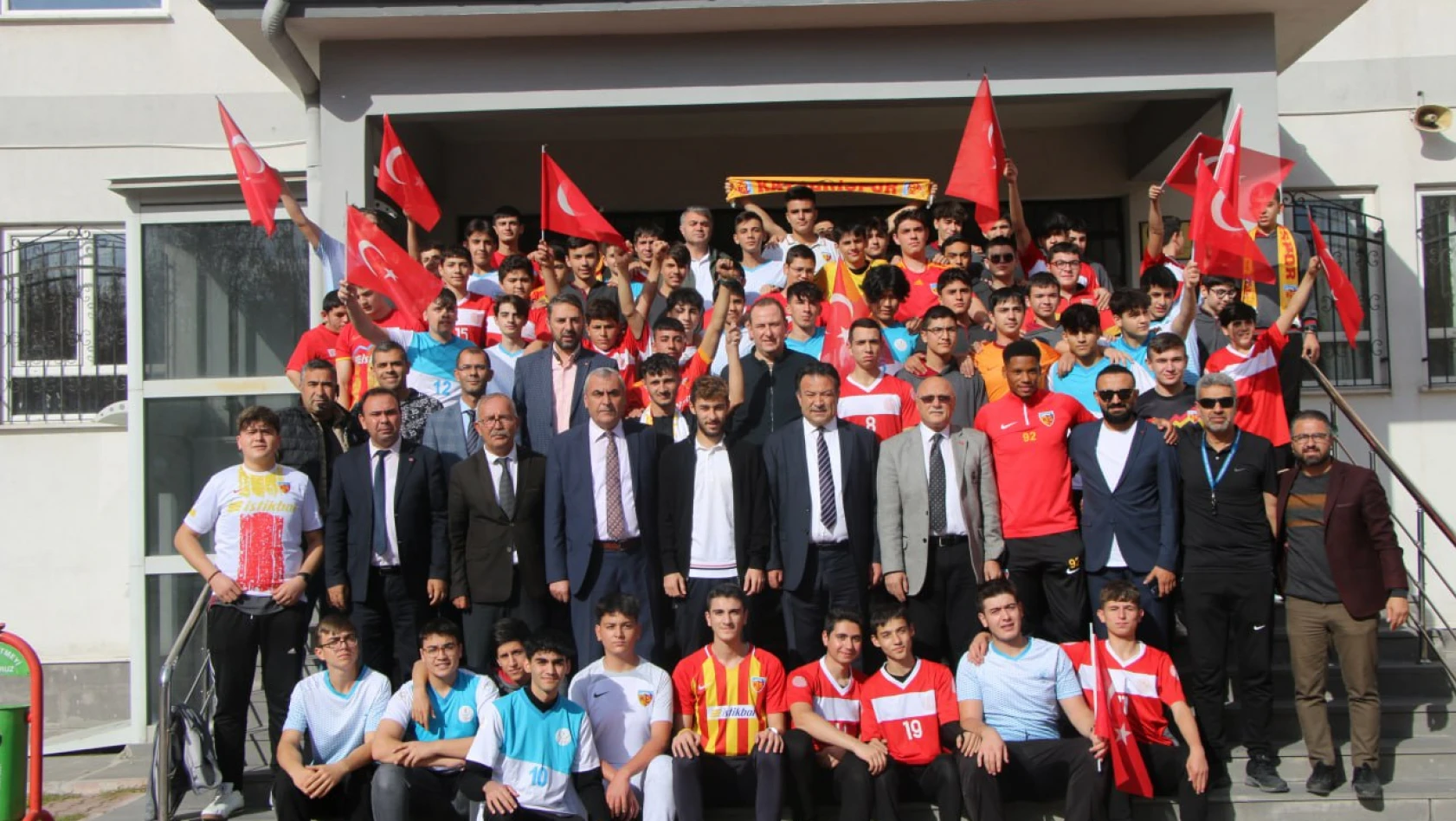 Kayserisporlu futbolcular öğrencilerle buluştu