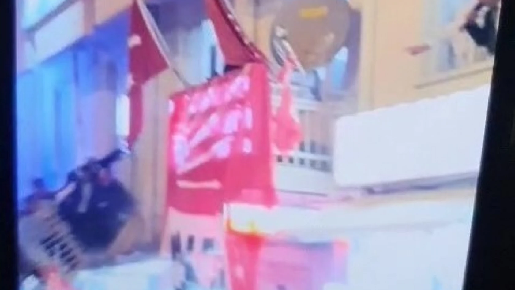 Facia! Kutlama yapılan CHP balkonu çöktü: 1 ölü