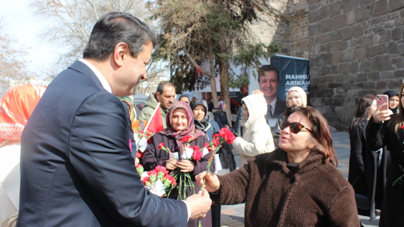 Mahmut Arıkan Kadınlar Gününü kutladı