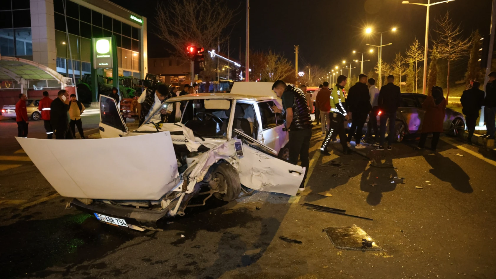 Nevşehir'de alkollü sürücü kırmızı ışıkta bekleyen araçlara çarptı!