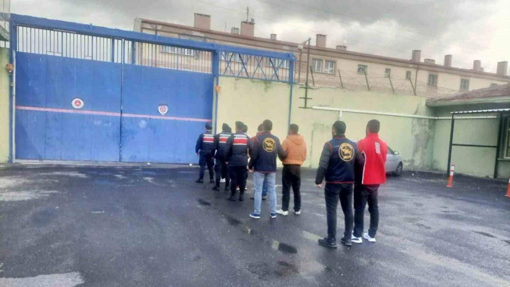 Nevşehir'de silahla tehdit suçundan aranan 5 firari hükümlü yakalandı