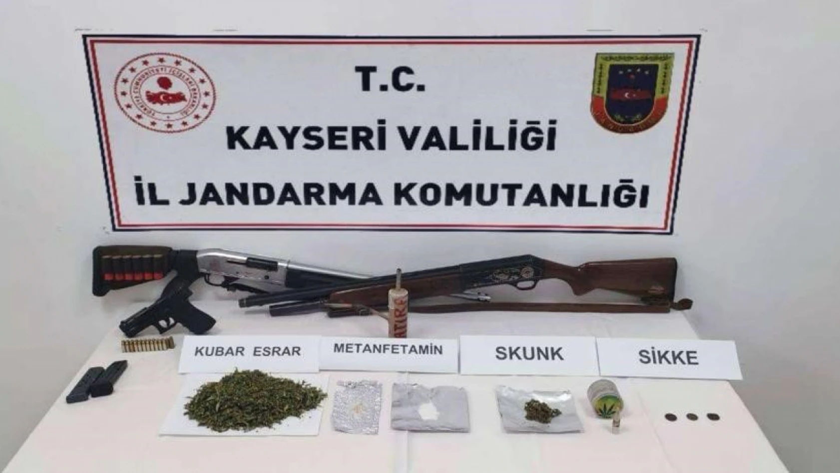 Kayseri'de bir evde uyuşturucu madde, ruhsatsız silah ve tarihi eser ele geçirildi
