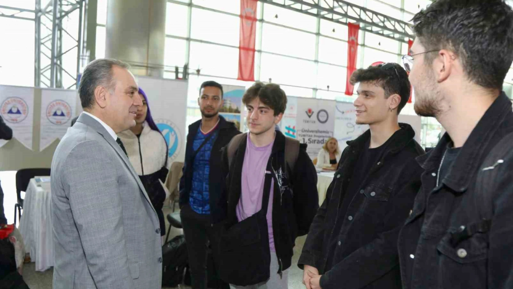 ERÜ Rektörü, yeni öğrencileri terminalde karşıladı