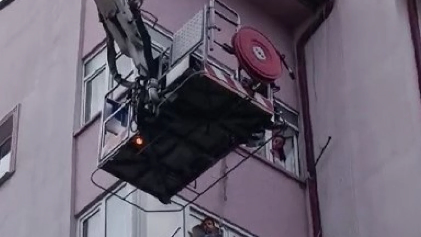 Sivas'ta balkona çıkan çocuk balkon demiri arasında mahsur kaldı