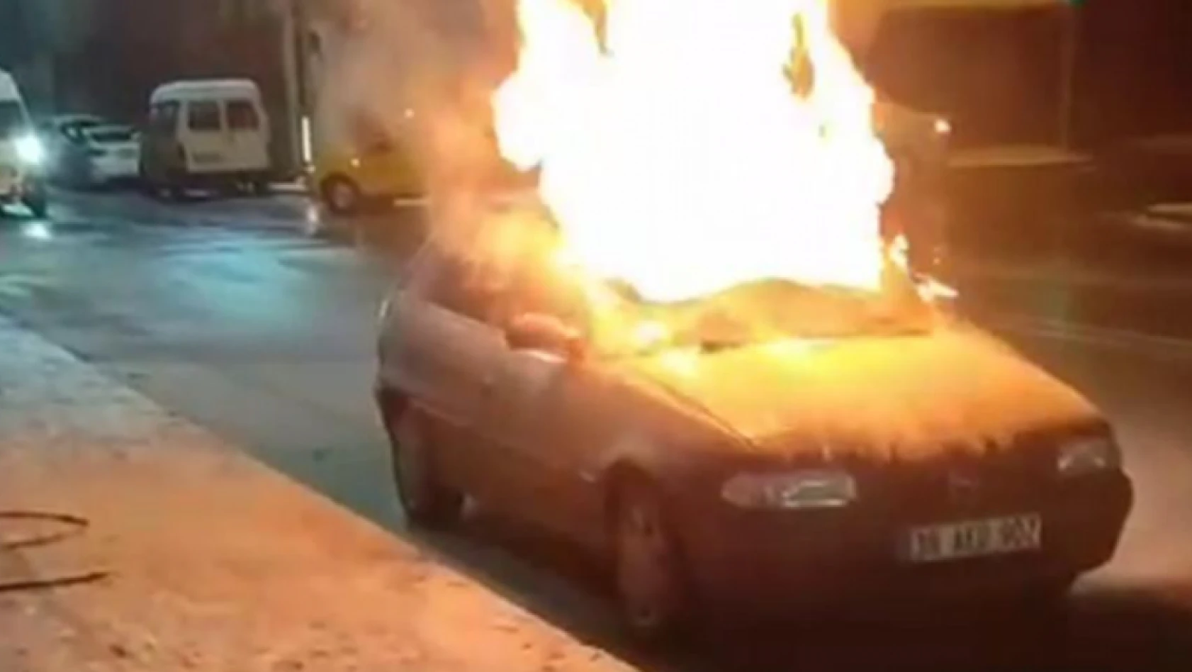 Sivas'ta otomobil cayır cayır yandı!