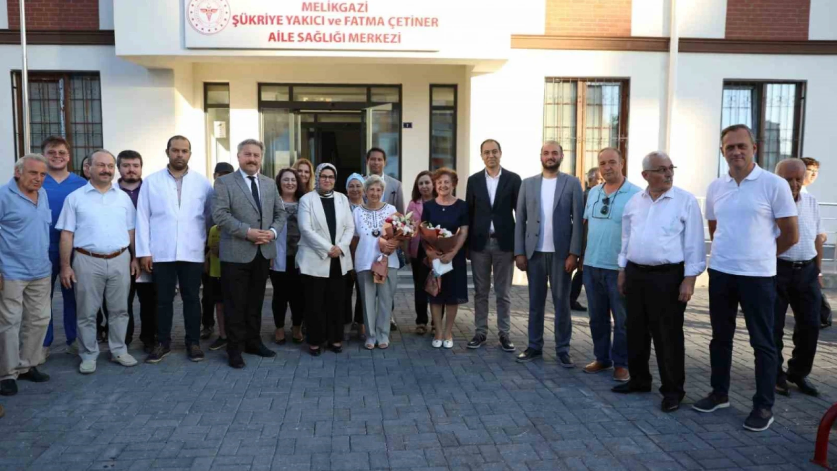 Melikgazi'de Aile Sağlığı Merkezi ve Kapalı Pazaryeri Hizmete Açıldı
