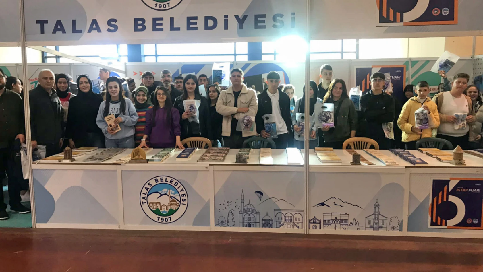 Talas Belediyesi öğrencilere Kayseri Kitap Fuarı'nı gezdirdi