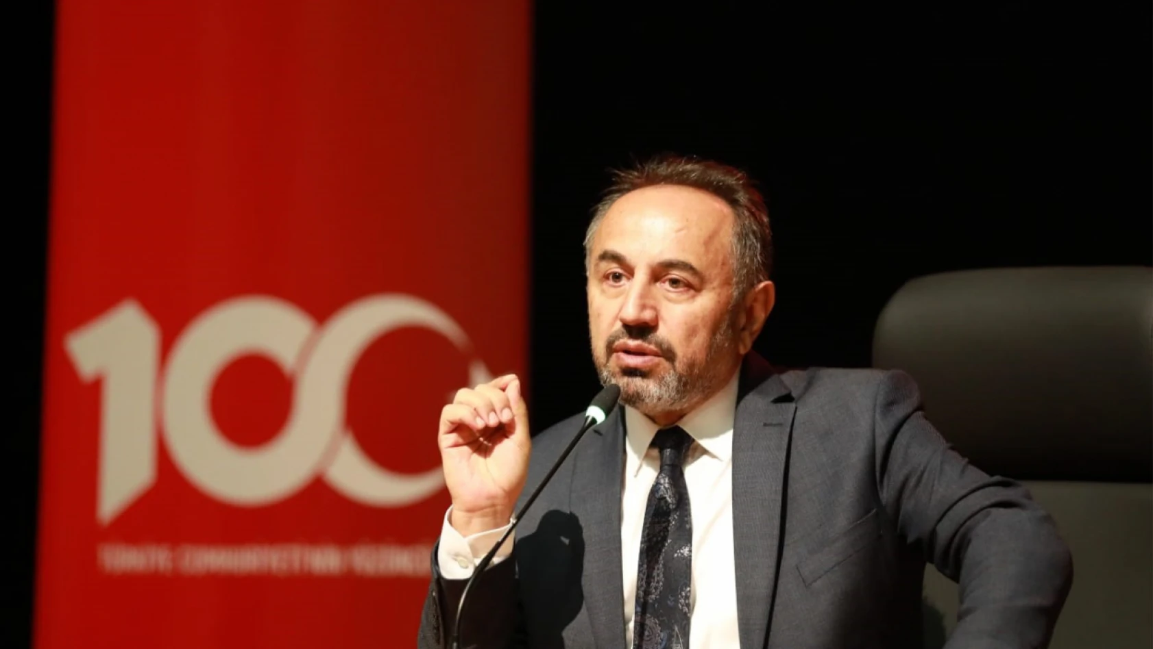 Tarihçi Prof. Dr. Gündüz'den 'Cumhuriyet' temalı konferans
