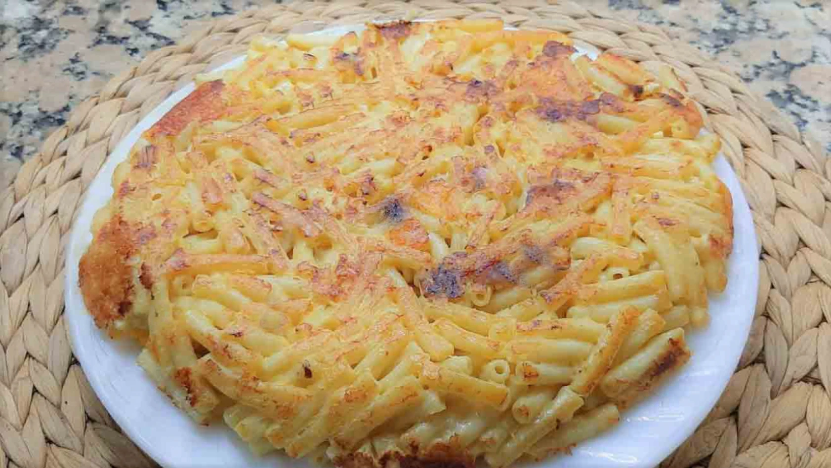 Tavada şipşak makarna böreği - Pratik yemek tarifi - Türk Mutfağı