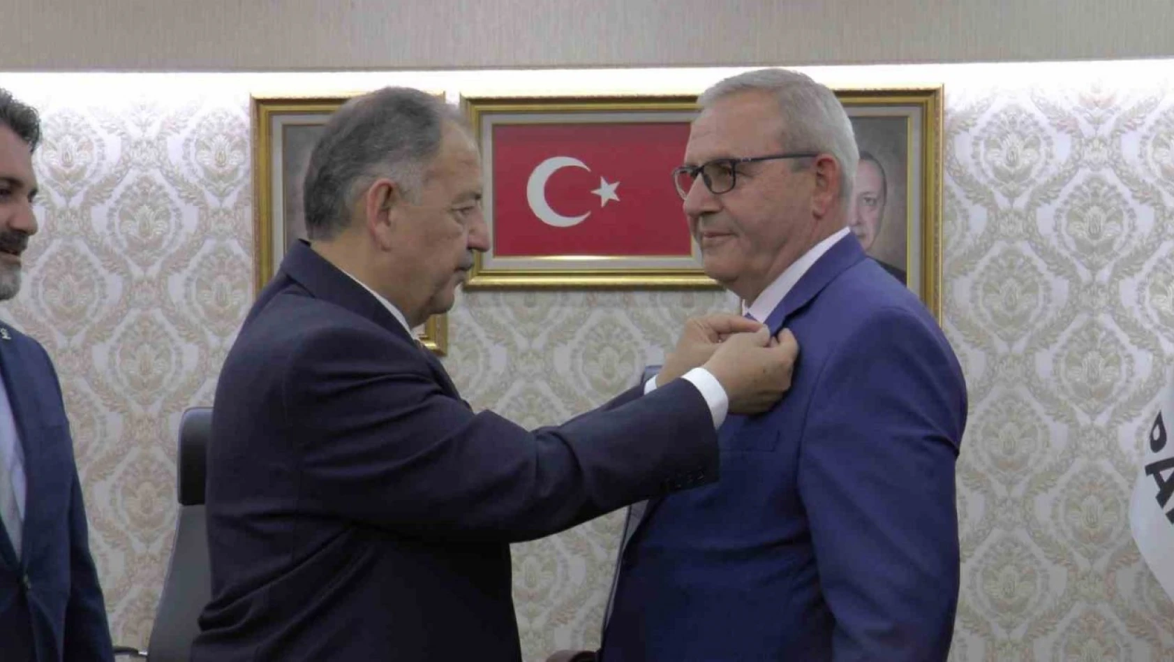 TDP Kayseri İl Yönetimi AK Parti'ye katıldı, rozetlerini Özhaseki taktı