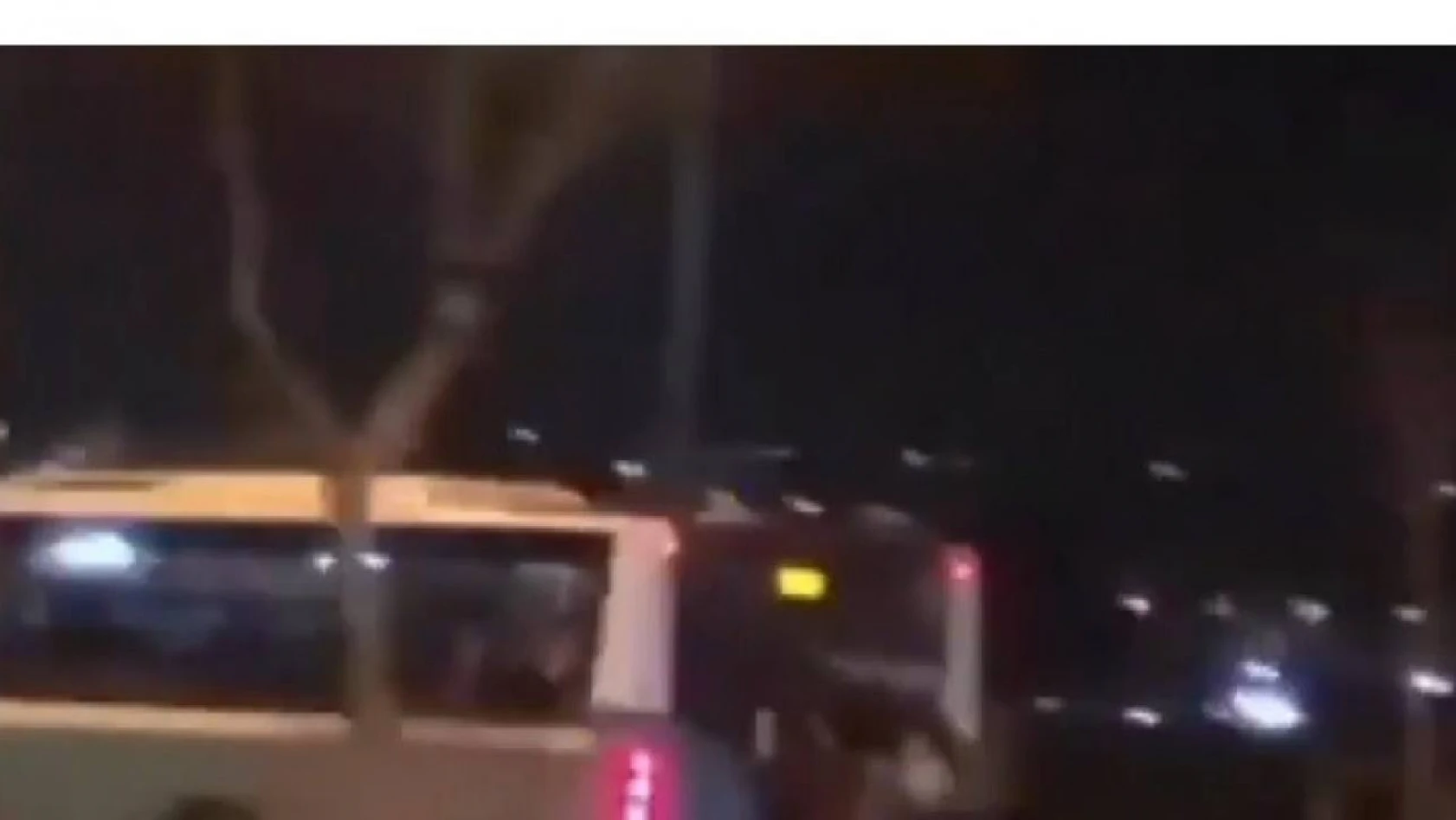 Kayseri'de pes dedirten olay - Halk otobüsünün arkasına asılıp...