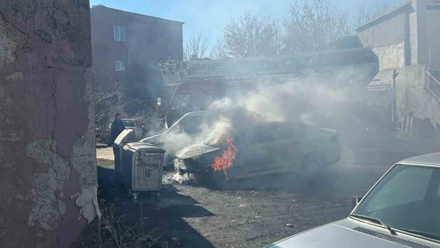 Tomarza'da Panik Yaratan Yangın: Otomobil Alev Alev Yandı