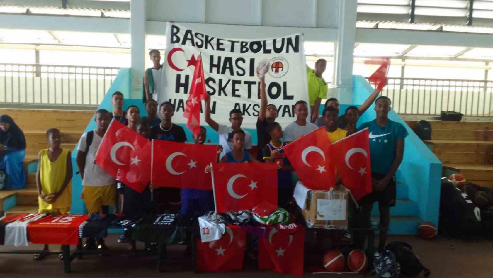 Türk bayrakları Şeyseller'de dalgalandı