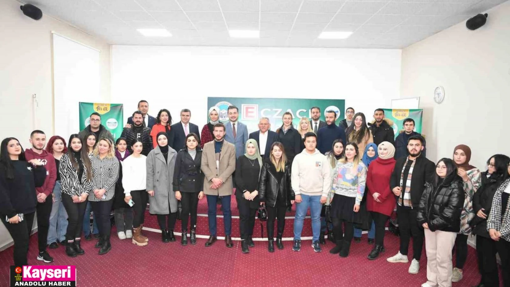 Türkiye'de İlk Olan Eczacı Asistanlığı Kursu'nda İlk Ders Zili Çaldı