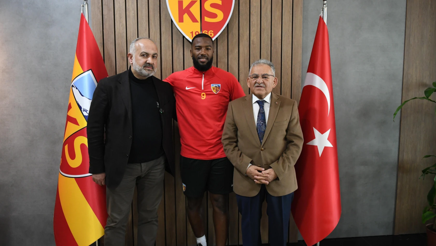 Yeni transfer Duckens Nazon Kayseri'de… Nazon'dan başkana gol sözü