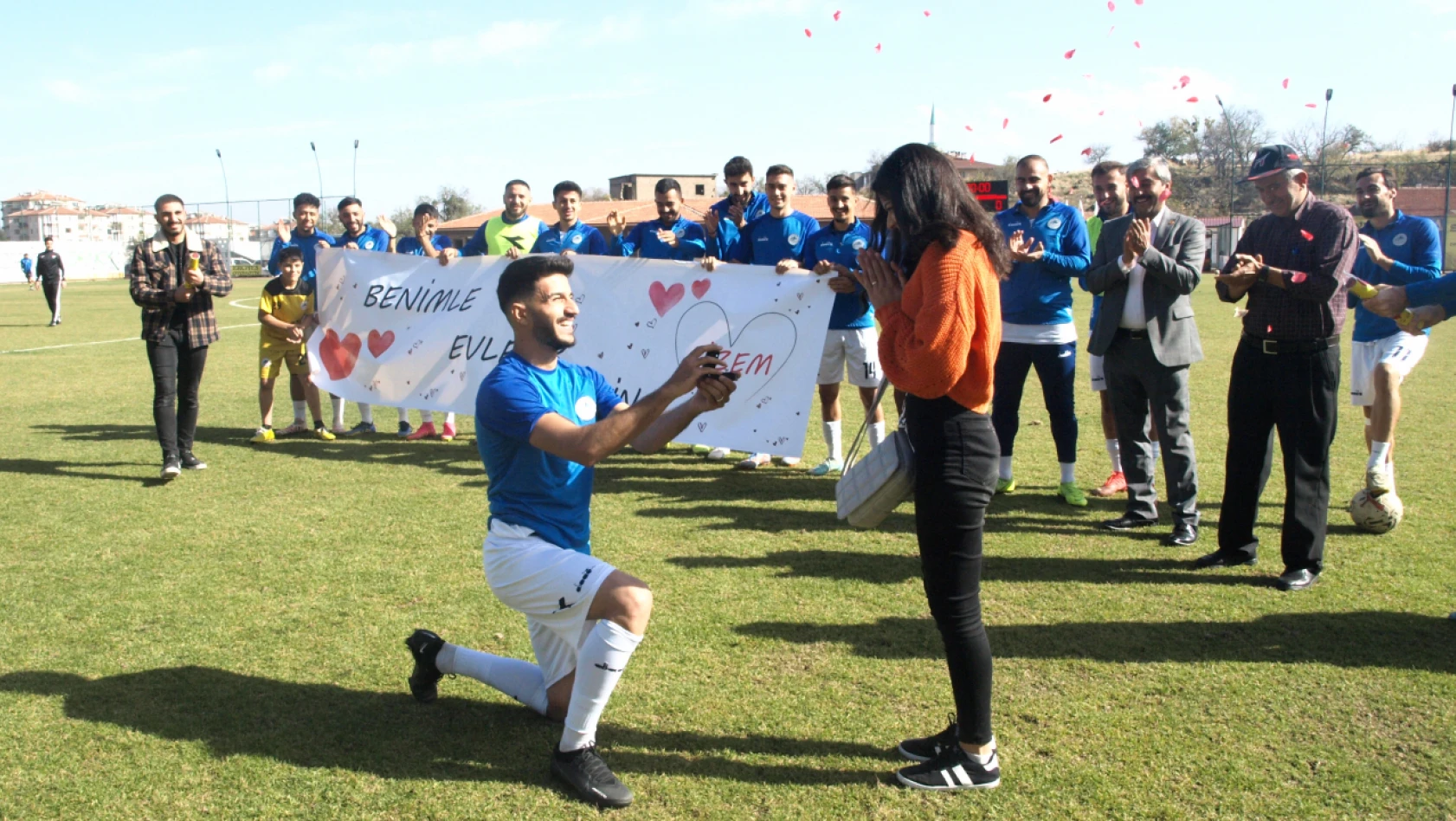 Yeşil sahada evlilik teklifi geldi! Kayseri Amatör Futbol