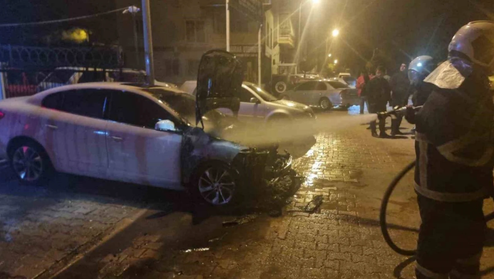 Adana'da galeri önündeki otomobil kundaklandı