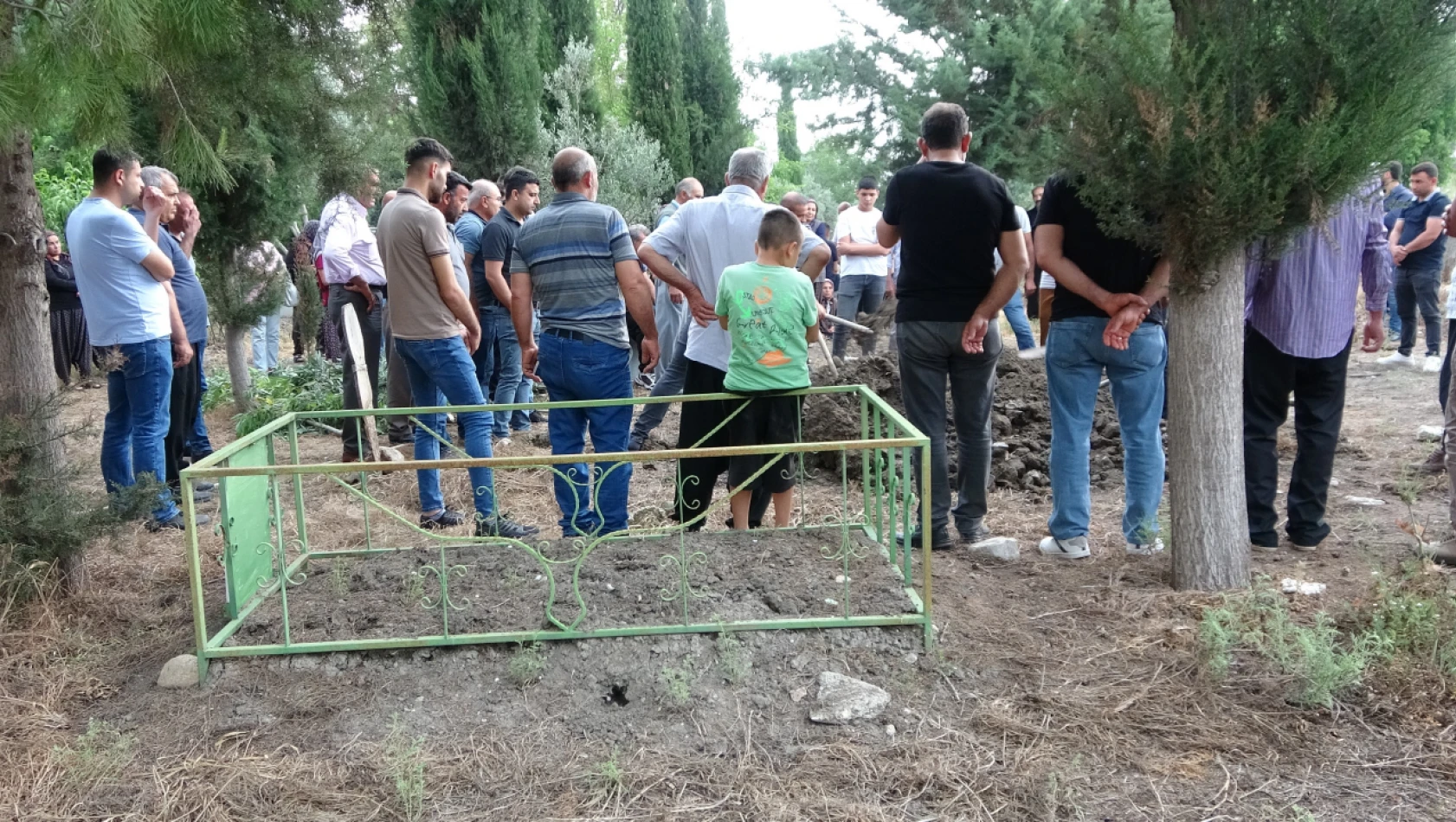 Adana'da köpeklerin saldırısına uğramıştı - Yaşlı kadın toprağa verildi...