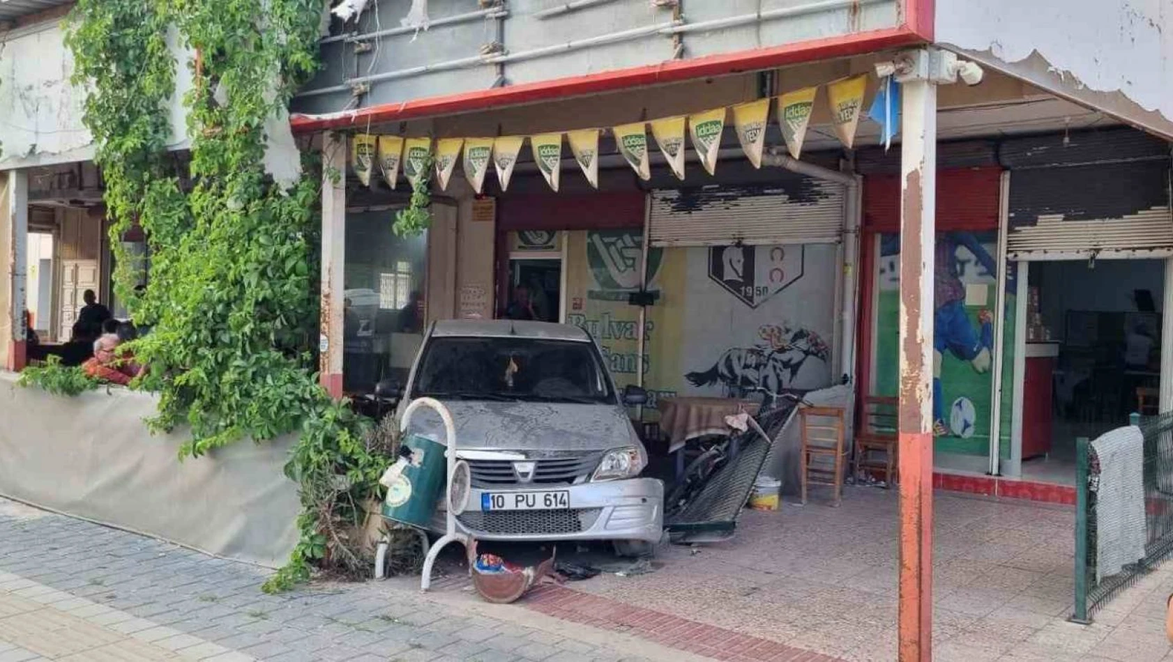 Adana'da otomobil kahvehaneye girdi!