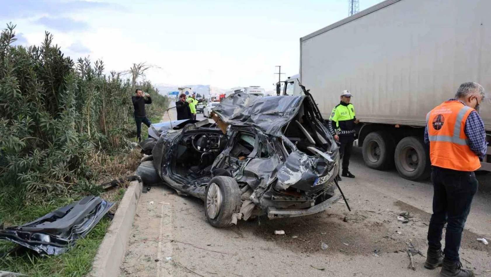 Adana'da otomobil karşı şeride geçip midibüse çarptı: 2 ölü, 14 yaralı