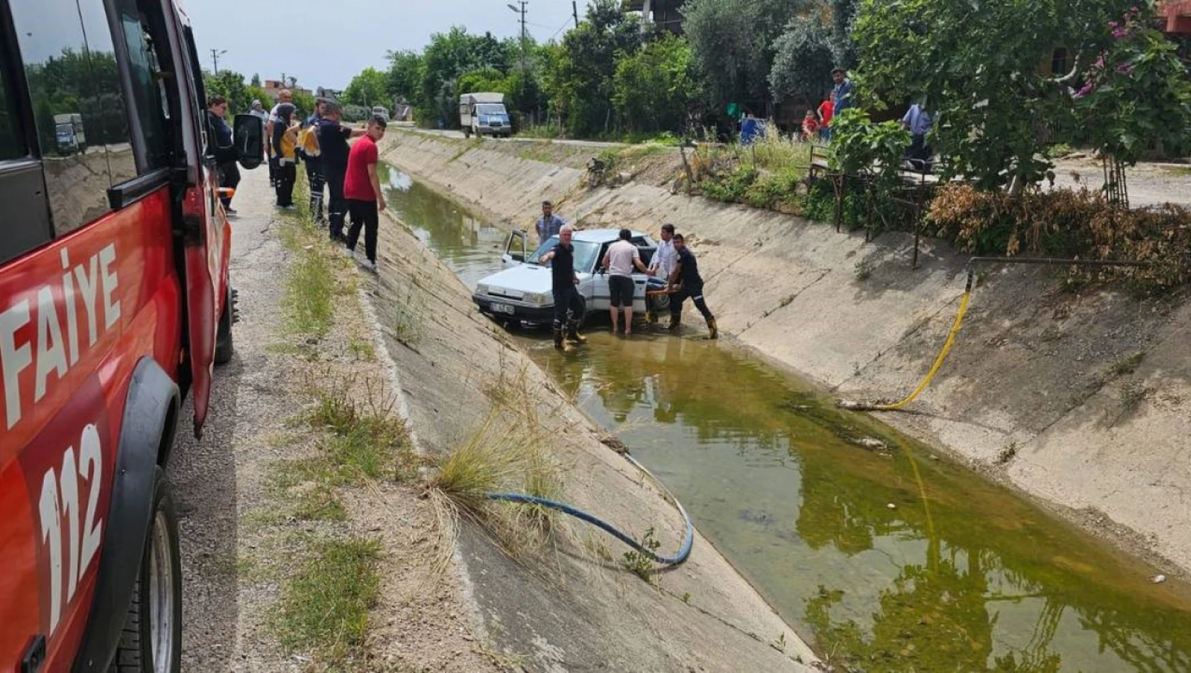Adana'da otomobil, sulama kanalına düştü