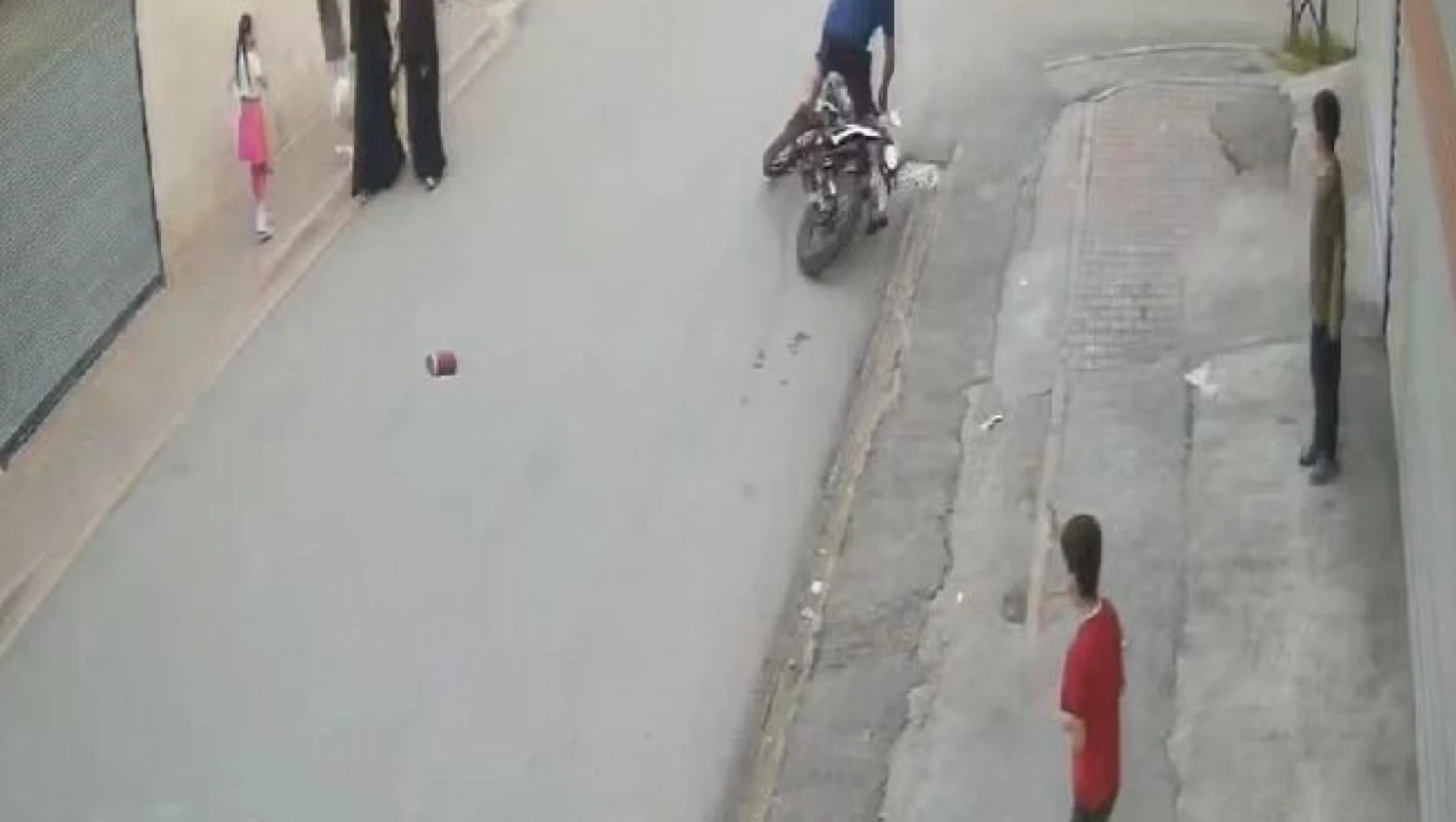 Adana'da uçurtma ipine takılan motosiklet kaza yaptı